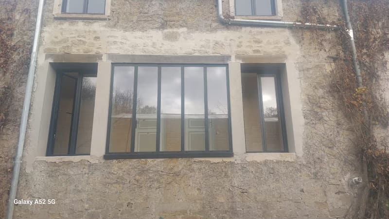 Baie vitrée dans un mur de façade