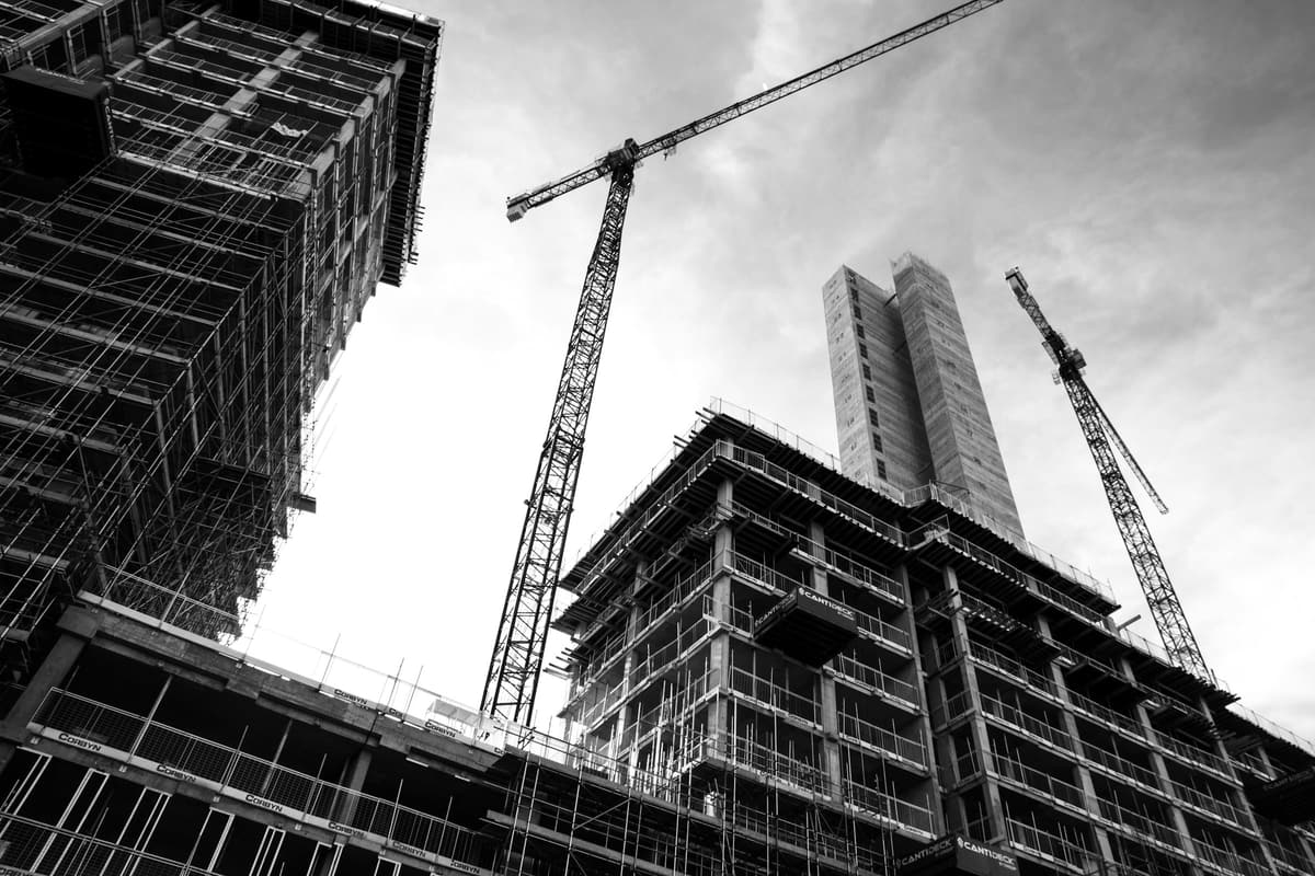 Grue de chantier devant un immeuble